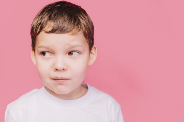 bambino spaventato rosa